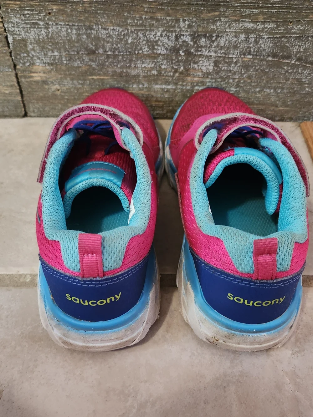 Saucony bright pink